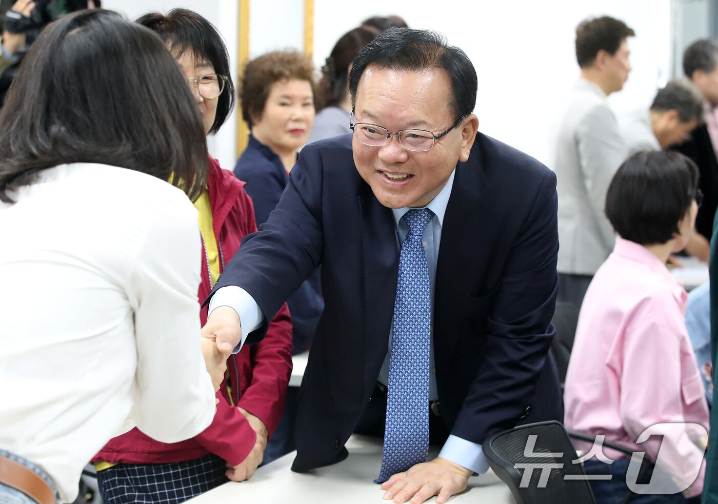 본문 이미지 - 김부겸 더불어민주당 대구시장 예비후보가 지난 13일 오전 대구 남구 대구상인회관에서 열린 전통시장 상인연합회 간담회를 찾아 상인과 인사 나누고 있다. 2026.4.14 ⓒ 뉴스1 공정식 기자