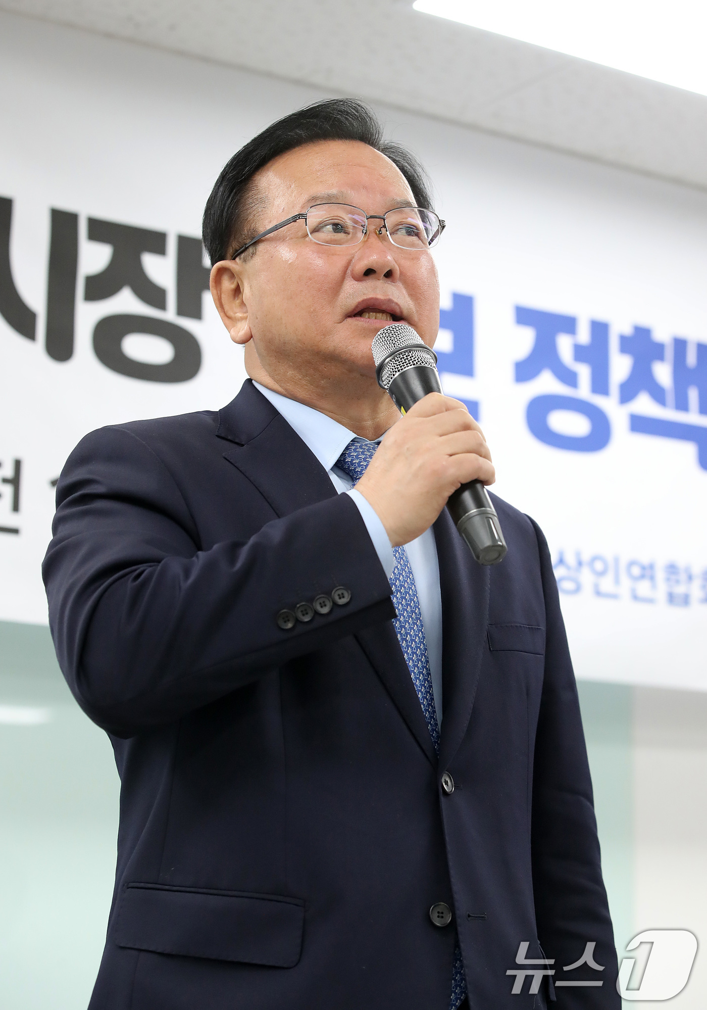 (대구=뉴스1) 공정식 기자 = 김부겸 더불어민주당 대구시장 예비후보가 13일 오전 대구 남구 대구상인회관에서 열린 전통시장 상인연합회 간담회에서 인사말을 하고 있다. 2026.4 …