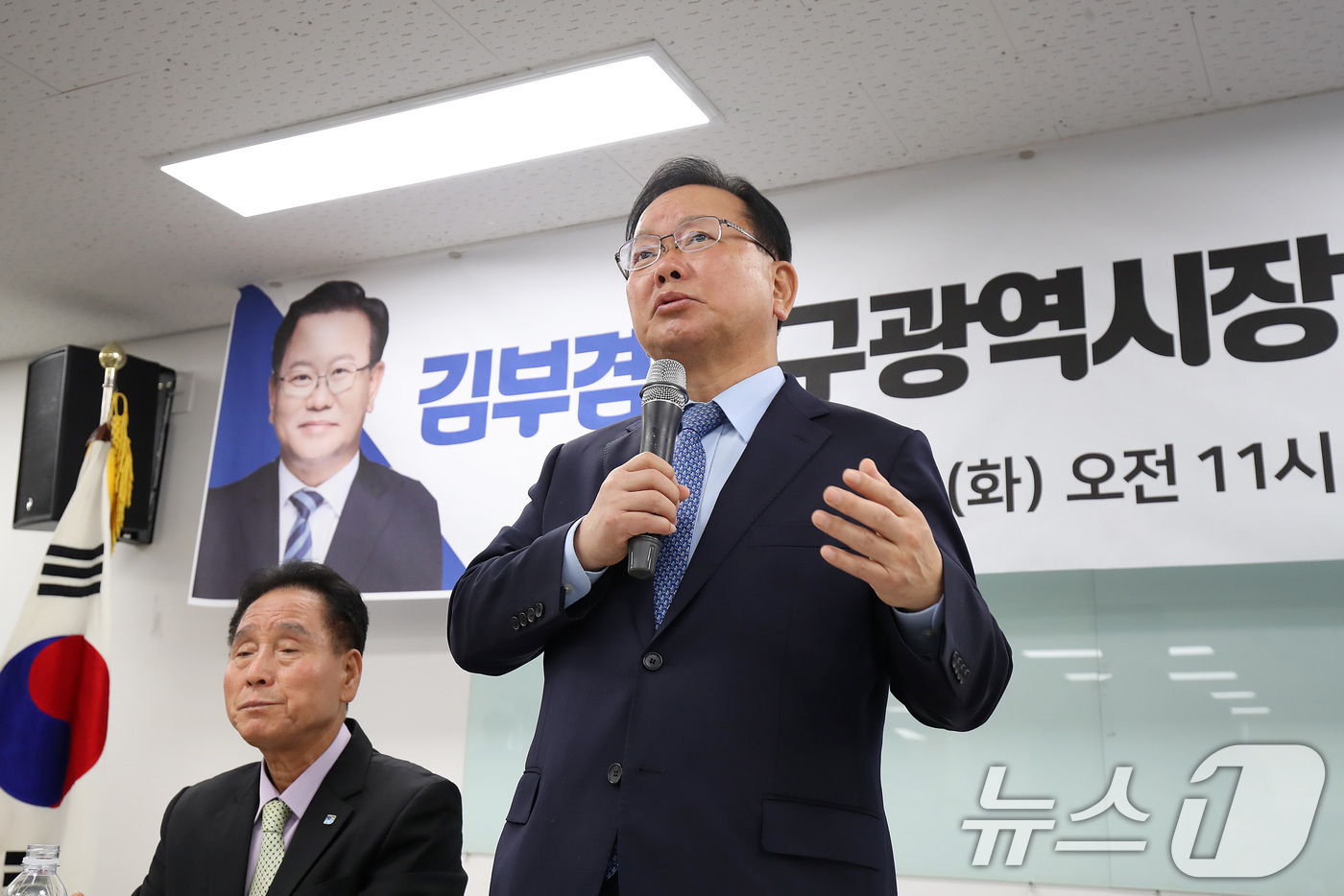 (대구=뉴스1) 공정식 기자 = 김부겸 더불어민주당 대구시장 예비후보가 13일 오전 대구 남구 대구상인회관에서 열린 전통시장 상인연합회 간담회에서 인사말을 하고 있다. 2026.4 …