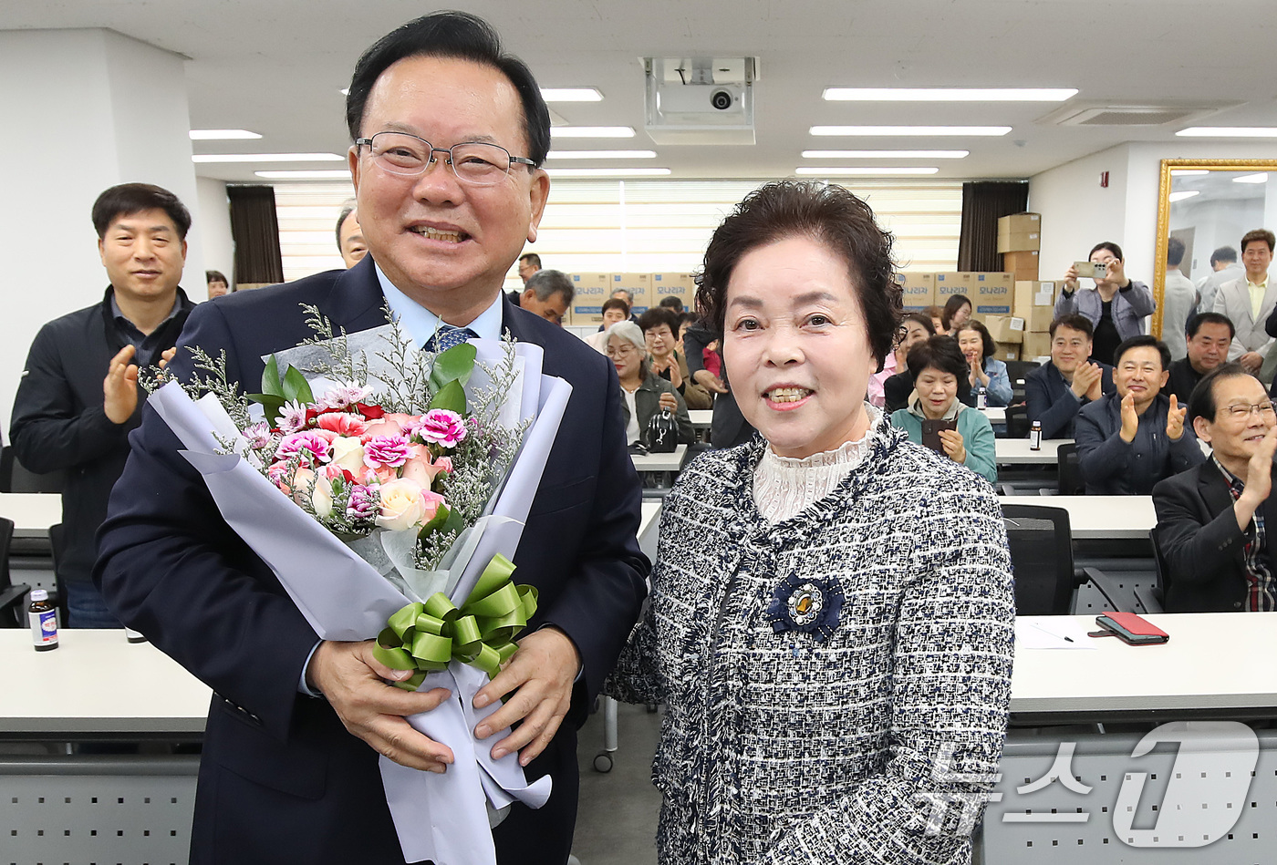 (대구=뉴스1) 공정식 기자 = 김부겸 더불어민주당 대구시장 예비후보가 13일 오전 대구 남구 대구상인회관에서 열린 전통시장 상인연합회를 찾아 꽃다발을 받고 있다. 2026.4.1 …