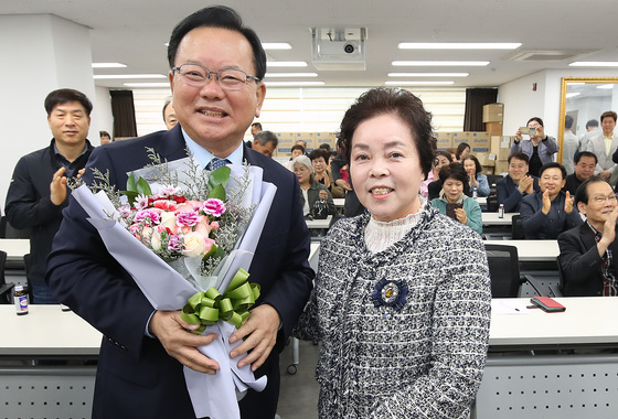 꽃을 든 김부겸