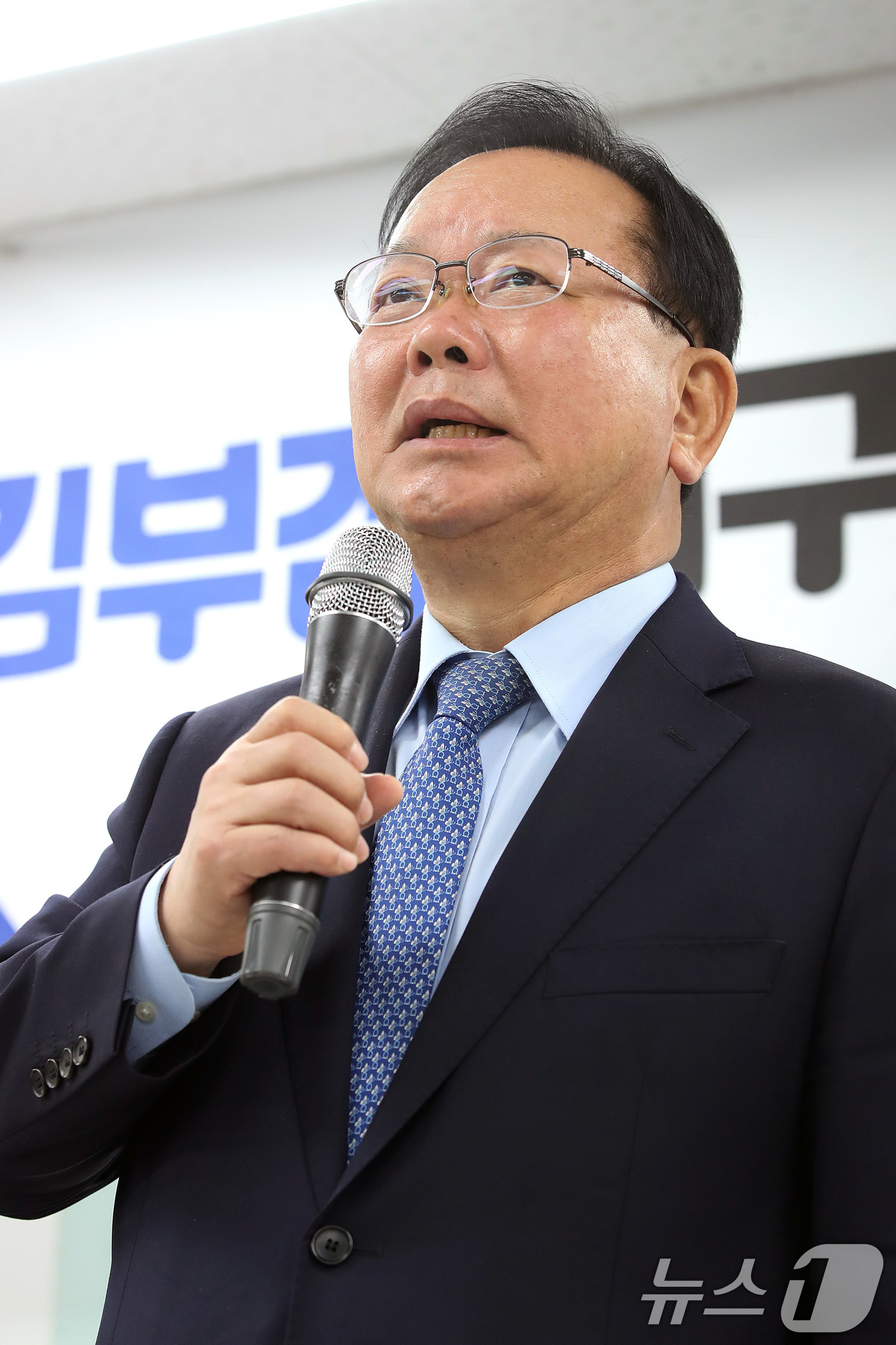 (대구=뉴스1) 공정식 기자 = 김부겸 더불어민주당 대구시장 예비후보가 13일 오전 대구 남구 대구상인회관에서 열린 전통시장 상인연합회 간담회에서 인사말을 하고 있다. 2026.4 …