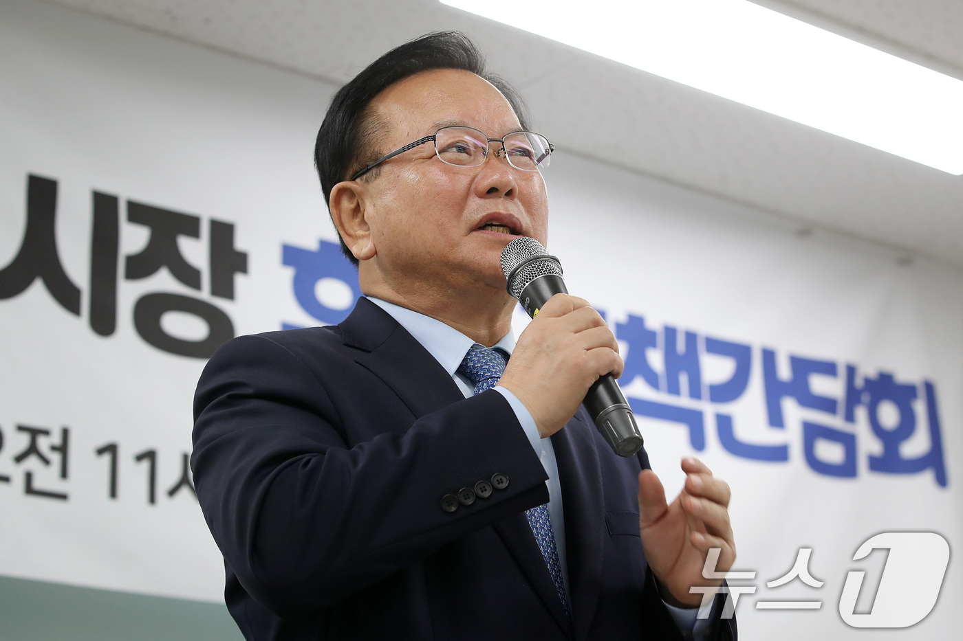 (대구=뉴스1) 공정식 기자 = 김부겸 더불어민주당 대구시장 예비후보가 13일 오전 대구 남구 대구상인회관에서 열린 전통시장 상인연합회 간담회에서 인사말을 하고 있다. 2026.4 …
