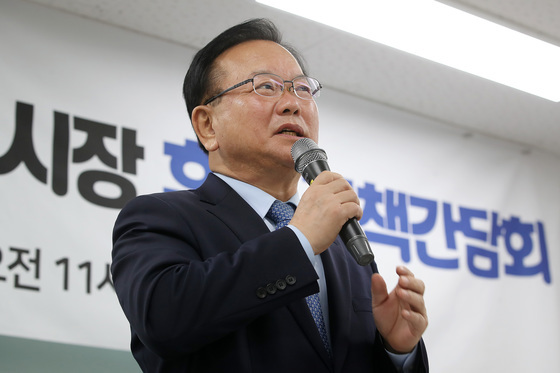 대구 전통시장 상인과 만나는 김부겸