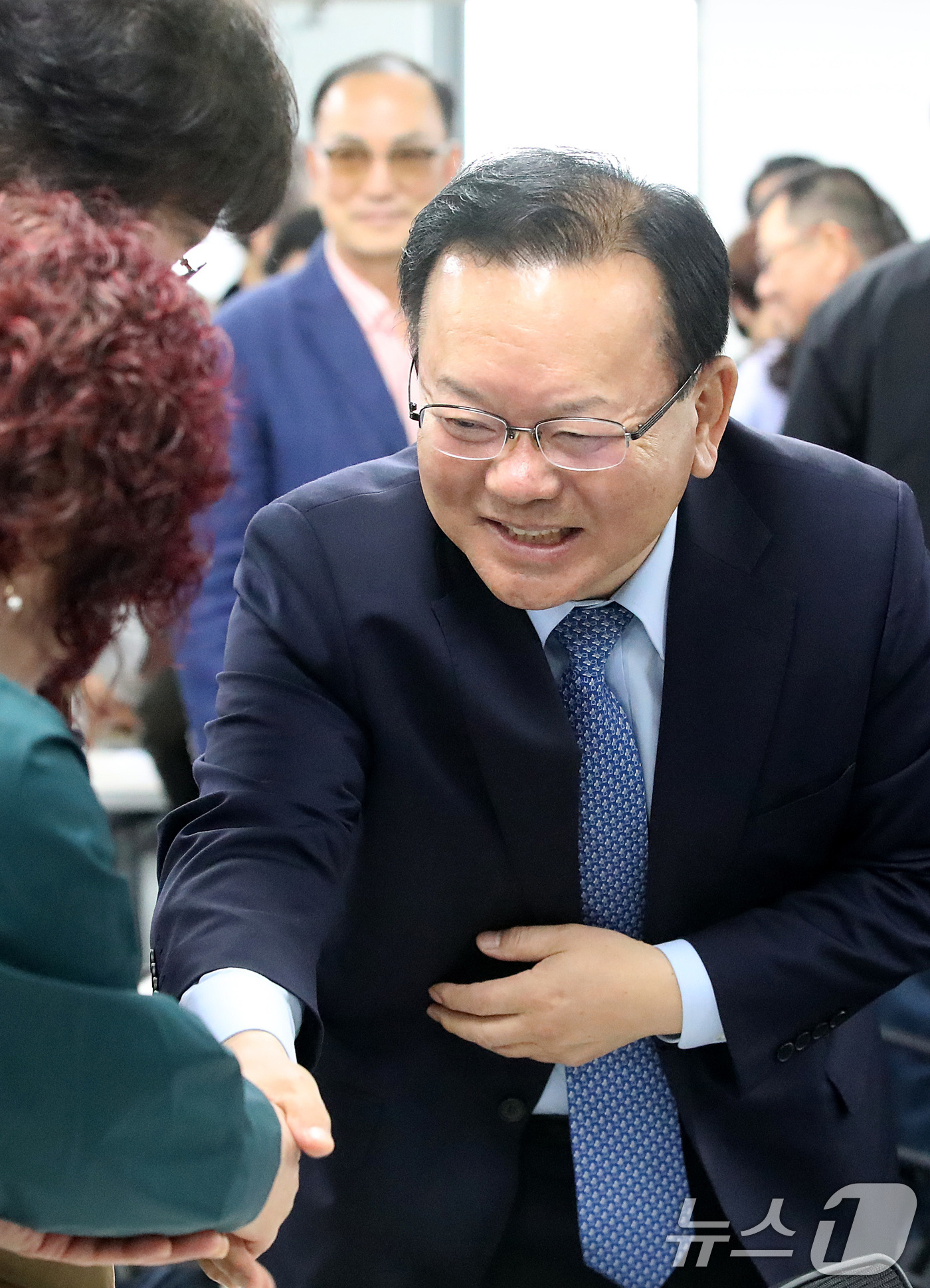 (대구=뉴스1) 공정식 기자 = 김부겸 더불어민주당 대구시장 예비후보가 13일 오전 대구 남구 대구상인회관에서 열린 전통시장 상인연합회 간담회를 찾아 상인과 인사 나누고 있다. 2 …