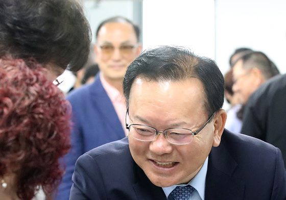 김부겸 "상인 여러분 반갑습니다"