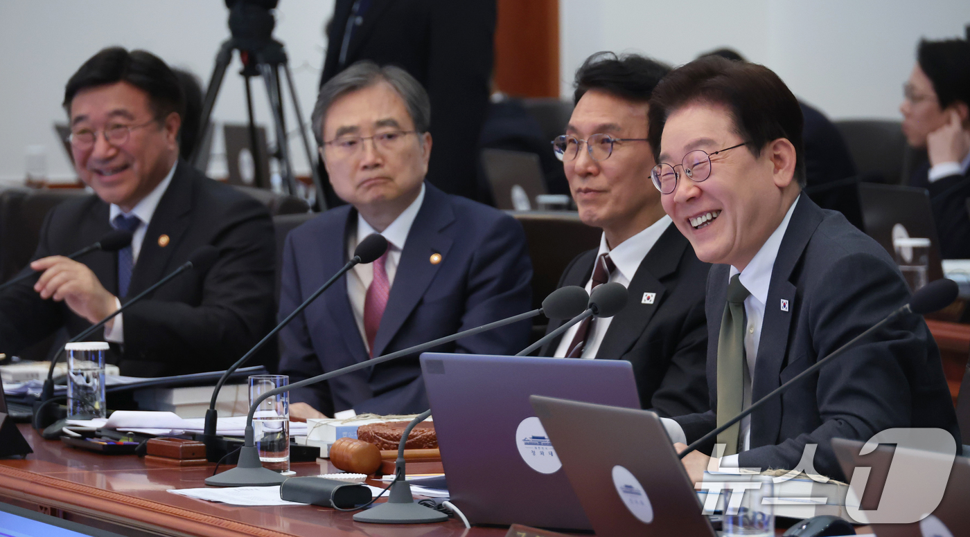 (서울=뉴스1) 허경 기자 = 이재명 대통령이 14일 청와대에서 열린 비상경제점검회의 겸 국무회의에서 미소 짓고 있다. (청와대통신사진기자단) 2026.4.14/뉴스1