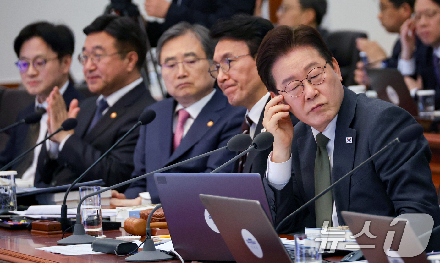 (서울=뉴스1) 허경 기자 = 이재명 대통령이 14일 청와대에서 열린 비상경제점검회의 겸 국무회의에서 보고를 받고 있다. (청와대통신사진기자단) 2026.4.14/뉴스1