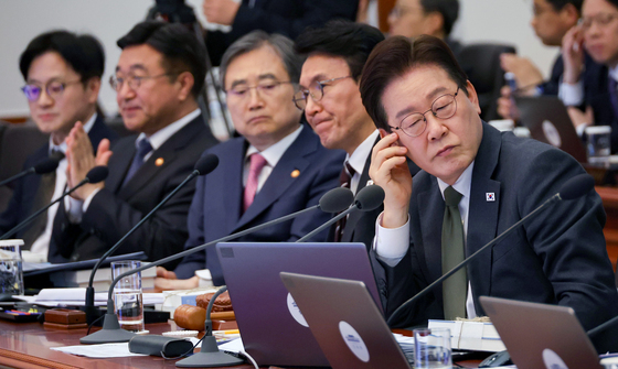 이재명 대통령, 국무회의 고심