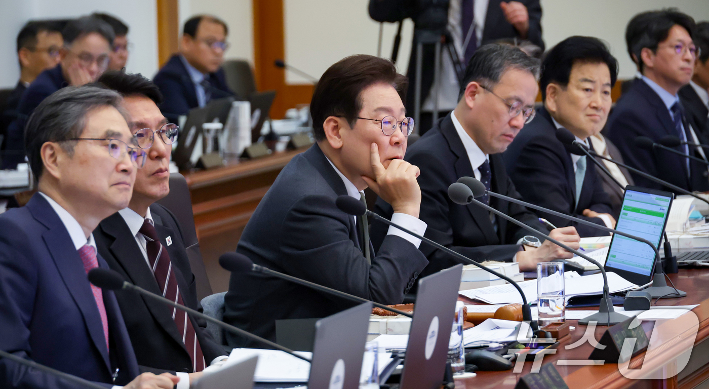 (서울=뉴스1) 허경 기자 = 이재명 대통령이 14일 청와대에서 열린 비상경제점검회의 겸 국무회의에서 보고를 받고 있다. (청와대통신사진기자단) 2026.4.14/뉴스1