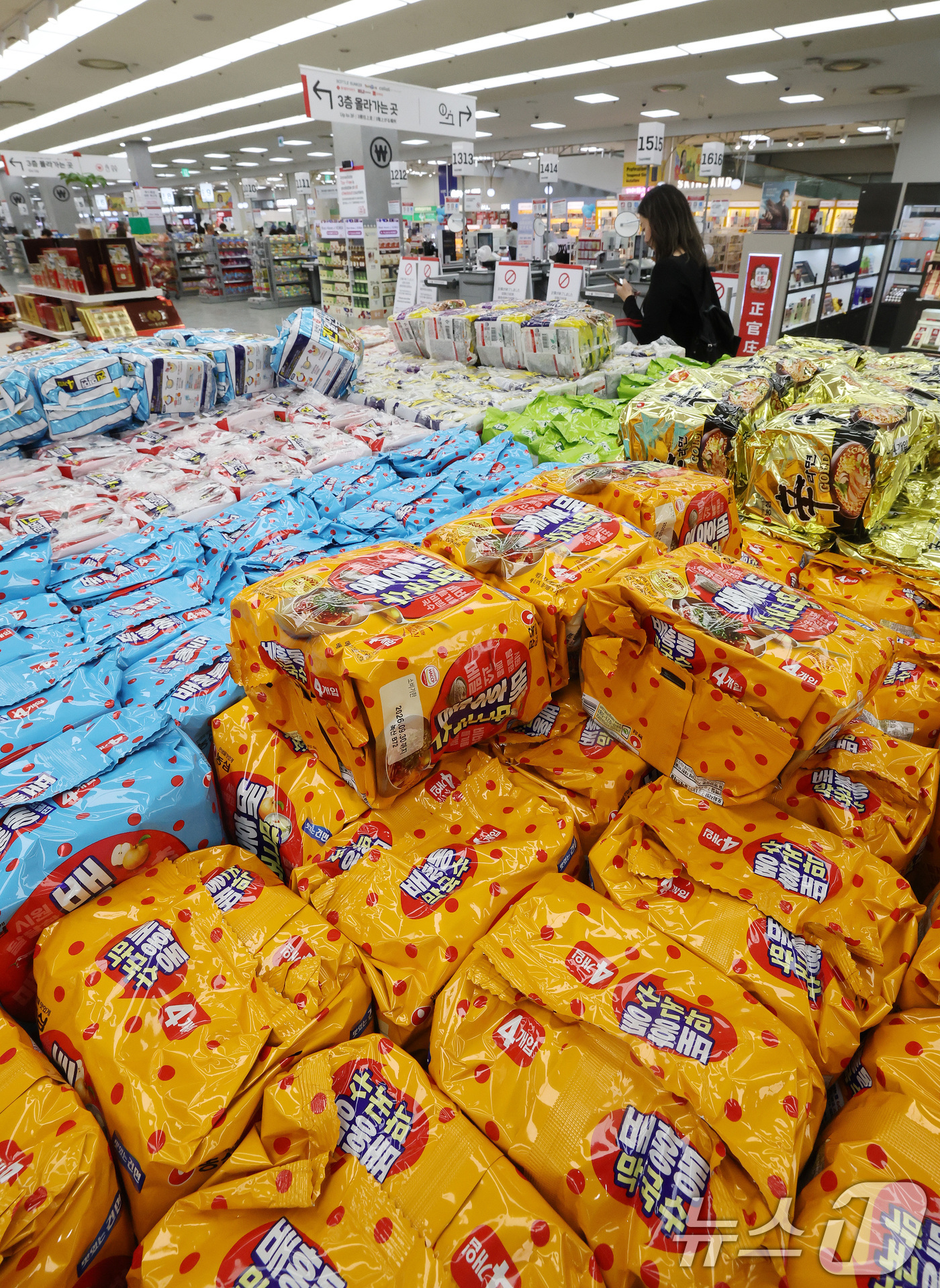 (서울=뉴스1) 임세영 기자 = 미·이란 간 첫 종전 협상이 결렬되면서 나프타 등 석유화학 원료 수급에 대한 불안감이 심화되면서 라면업계를 중심으로 포장재 수급 불안이 이어지고 있 …