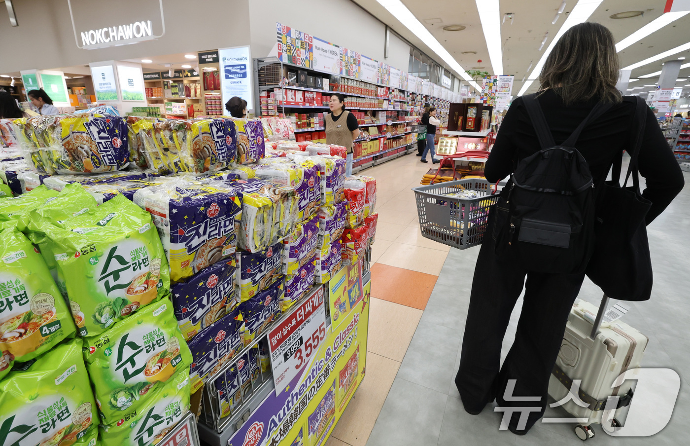 (서울=뉴스1) 임세영 기자 = 미·이란 간 첫 종전 협상이 결렬되면서 나프타 등 석유화학 원료 수급에 대한 불안감이 심화되면서 라면업계를 중심으로 포장재 수급 불안이 이어지고 있 …