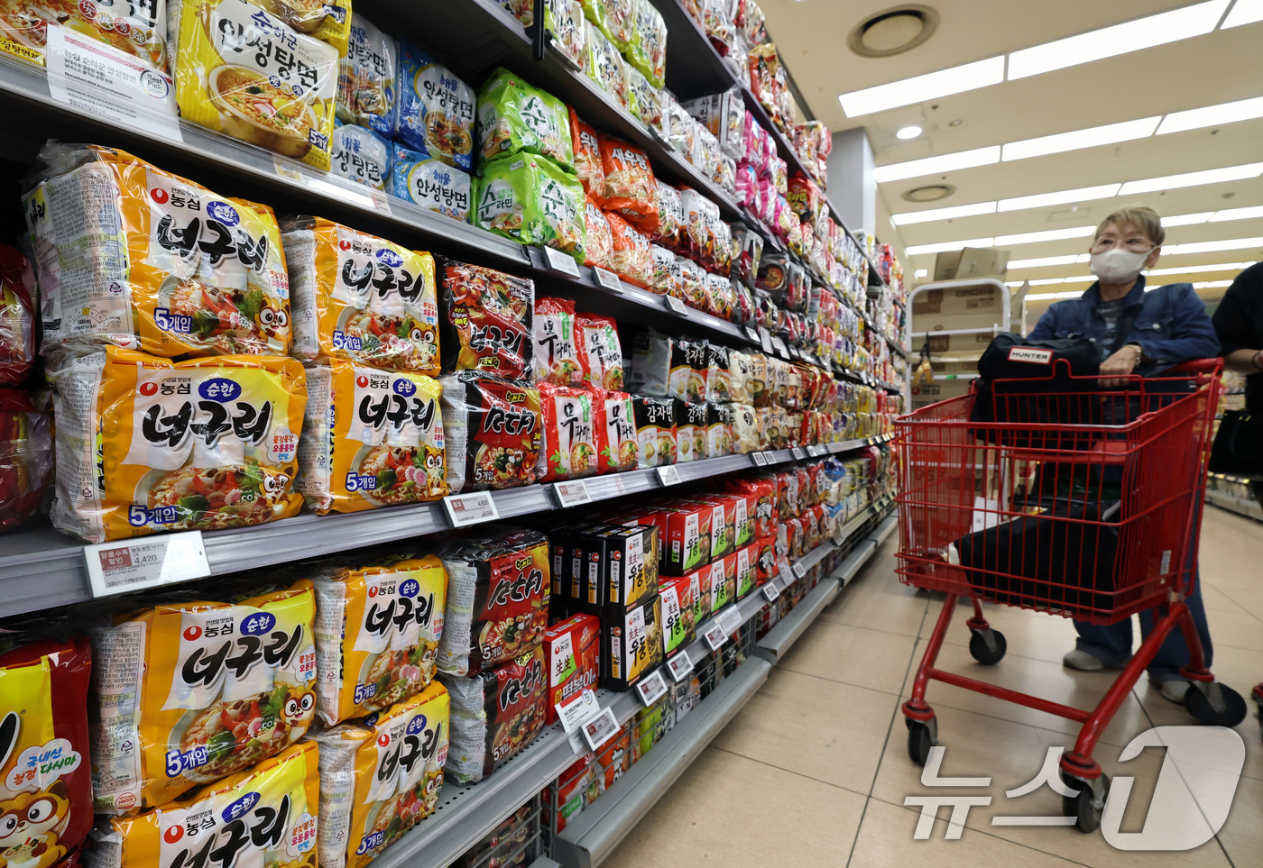 (서울=뉴스1) 임세영 기자 = 미·이란 간 첫 종전 협상이 결렬되면서 나프타 등 석유화학 원료 수급에 대한 불안감이 심화되면서 라면업계를 중심으로 포장재 수급 불안이 이어지고 있 …