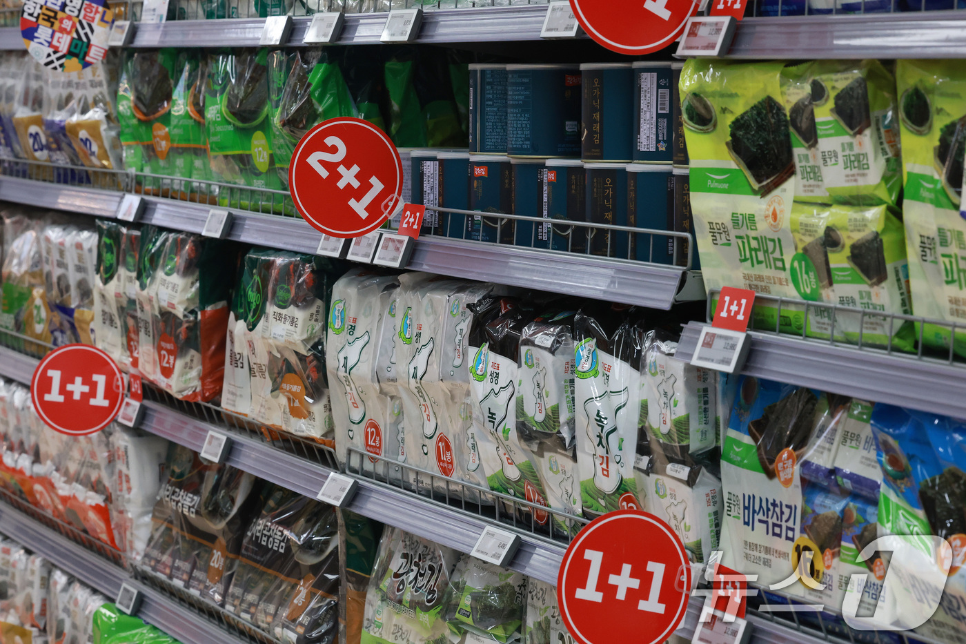 (서울=뉴스1) 임세영 기자 = 미·이란 간 첫 종전 협상이 결렬되면서 나프타 등 석유화학 원료 수급에 대한 불안감이 심화되면서 라면업계를 중심으로 포장재 수급 불안이 이어지고 있 …