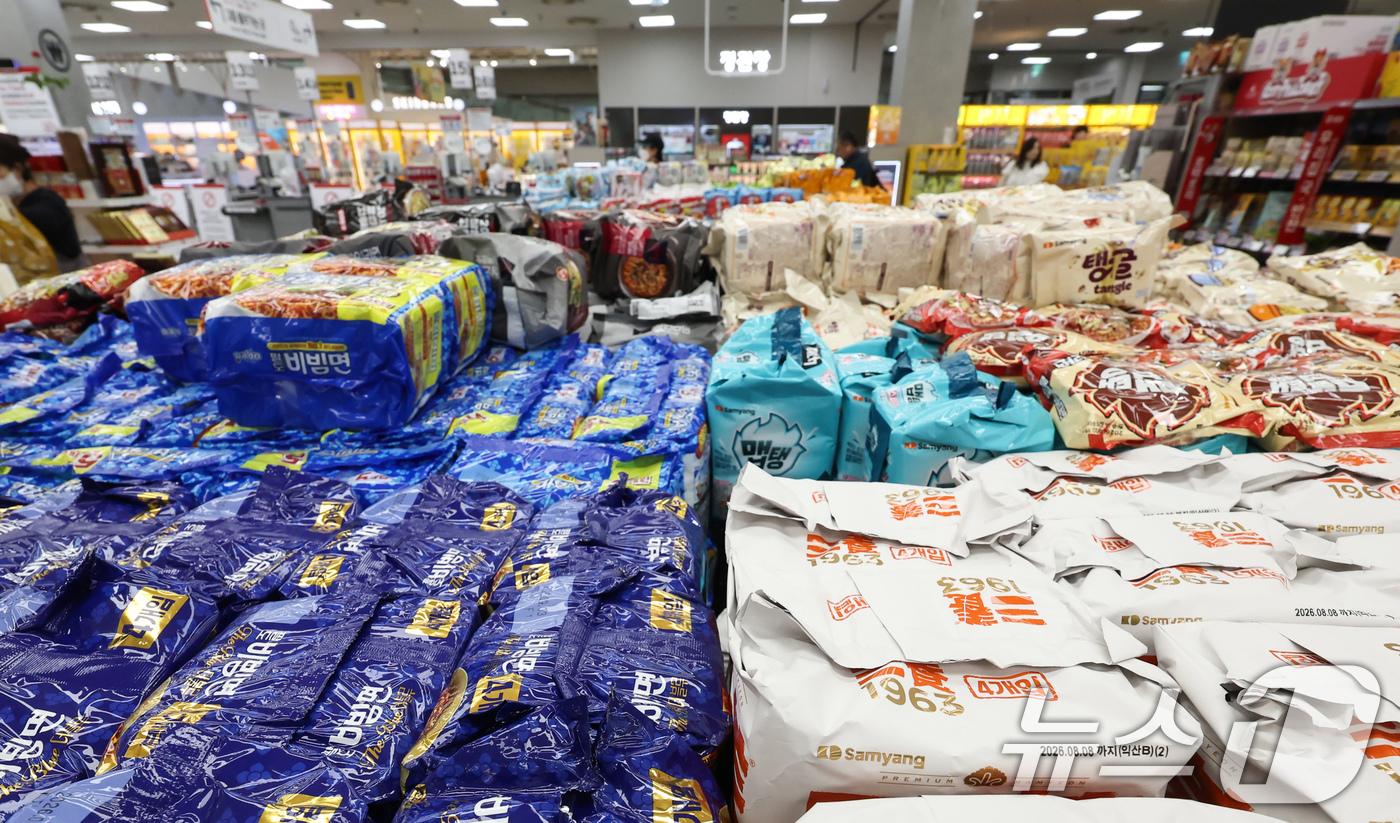 (서울=뉴스1) 임지훈 인턴기자 = 14일 서울 시내 한 마트에 라면이 진열되어 있다.중동발 지정학적 리스크가 재점화되면서 포장재 대부분이 나프타 기반 원료를 사용하는 만큼 식품업 …