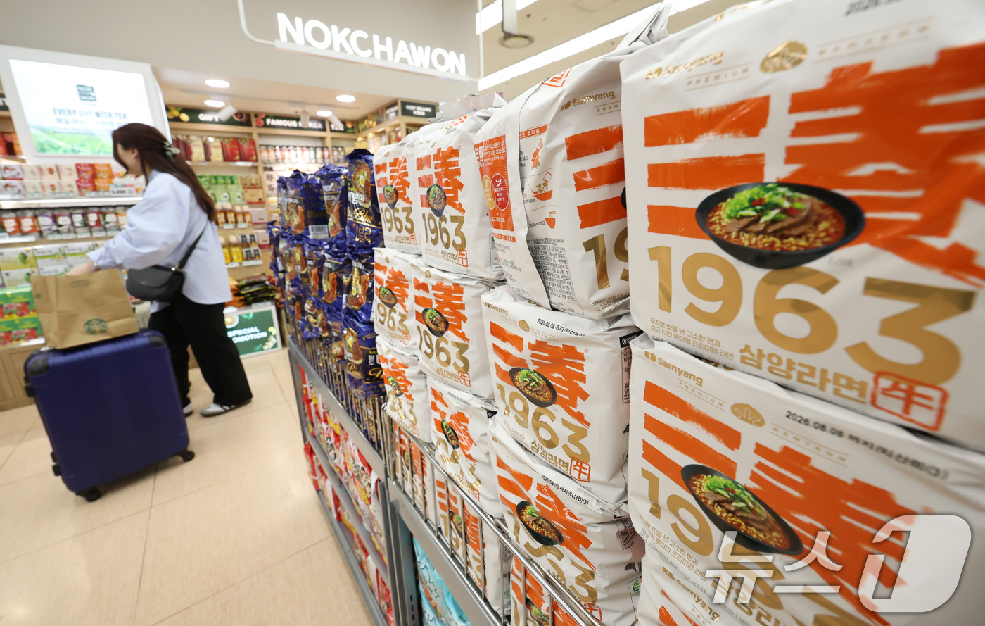 (서울=뉴스1) 임지훈 인턴기자 = 14일 서울 시내 한 마트에 라면이 진열되어 있다.중동발 지정학적 리스크가 재점화되면서 포장재 대부분이 나프타 기반 원료를 사용하는 만큼 식품업 …
