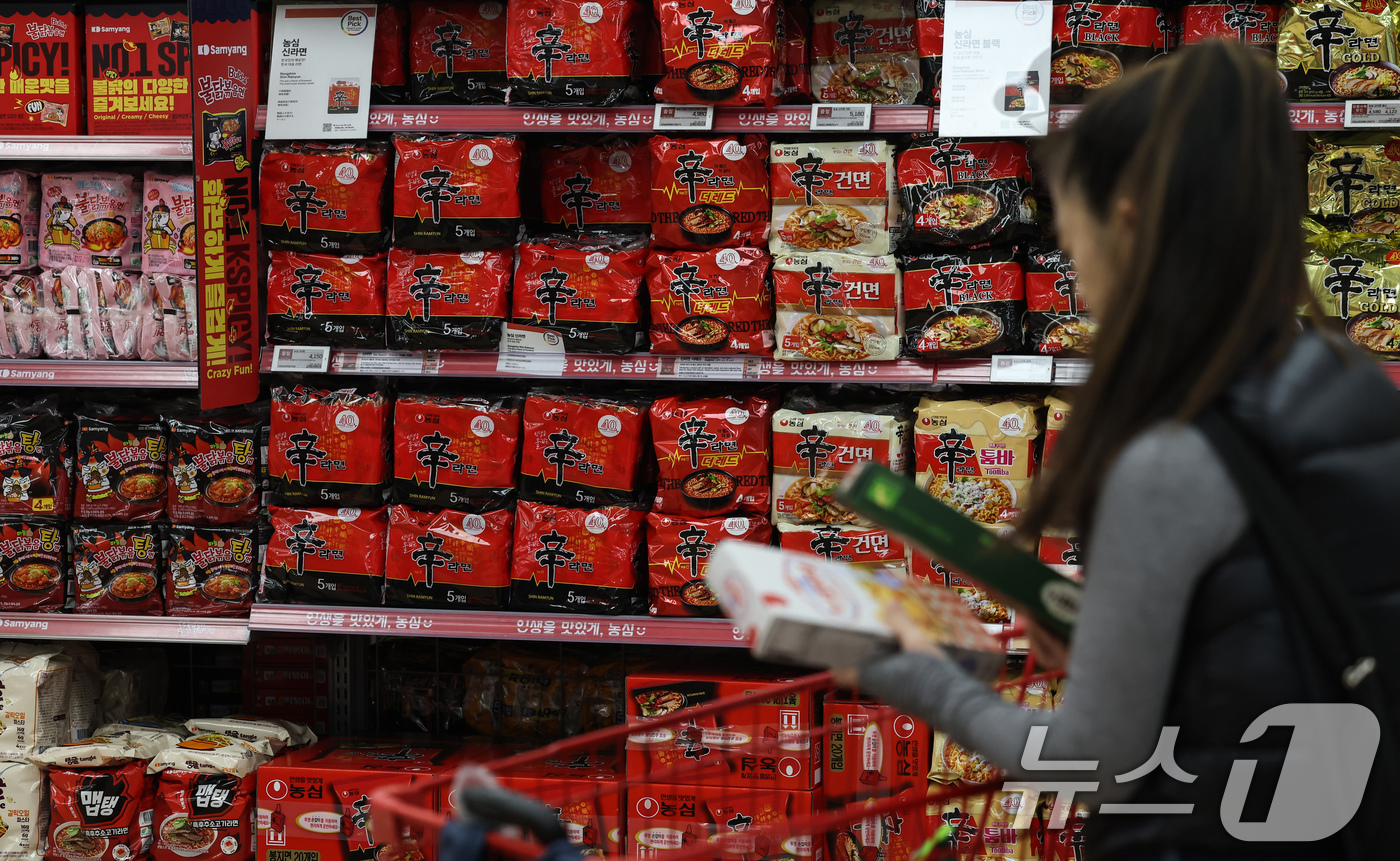 (서울=뉴스1) 임지훈 인턴기자 = 14일 서울 시내 한 마트에 라면이 진열되어 있다.중동발 지정학적 리스크가 재점화되면서 포장재 대부분이 나프타 기반 원료를 사용하는 만큼 식품업 …