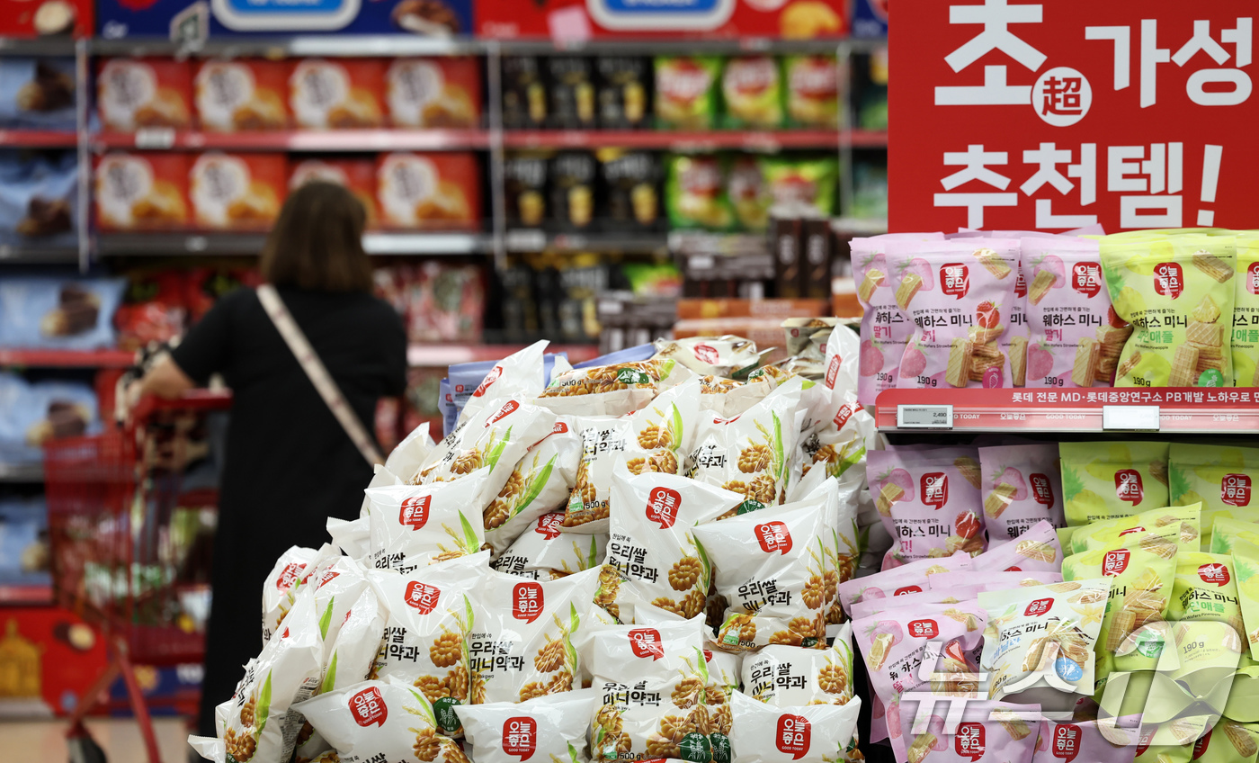 (서울=뉴스1) 임지훈 인턴기자 = 14일 서울 시내 한 마트에 과자가 진열되어 있다.중동발 지정학적 리스크가 재점화되면서 포장재 대부분이 나프타 기반 원료를 사용하는 만큼 식품업 …