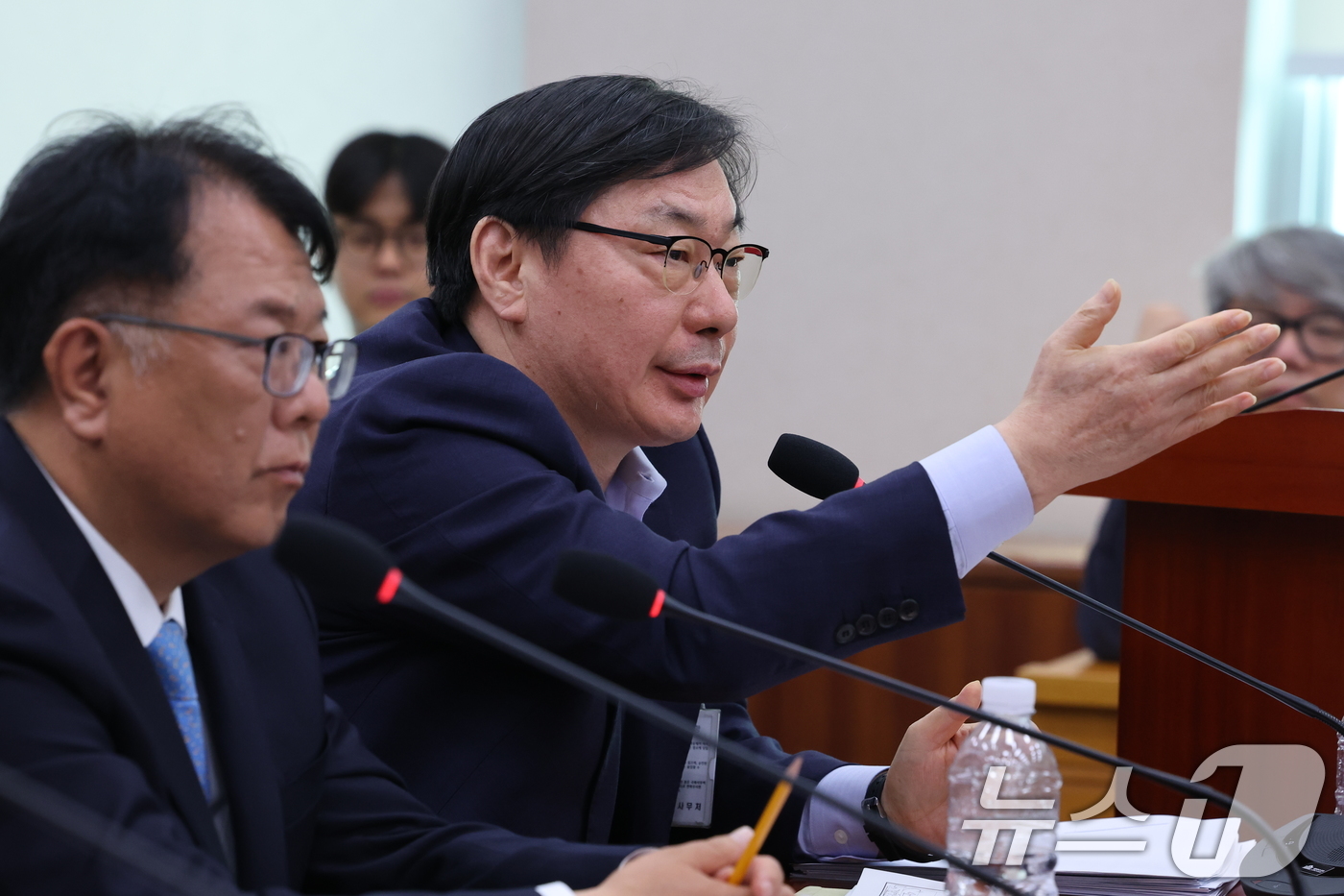 (서울=뉴스1) 신웅수 기자 = 이화영 전 경기도 평화부지사가 14일 서울 여의도 국회 윤석열정권정치검찰조작기소의혹사건진상규명국정조사특별위원회에서 열린 쌍방울 대북송금 조작기소 의 …