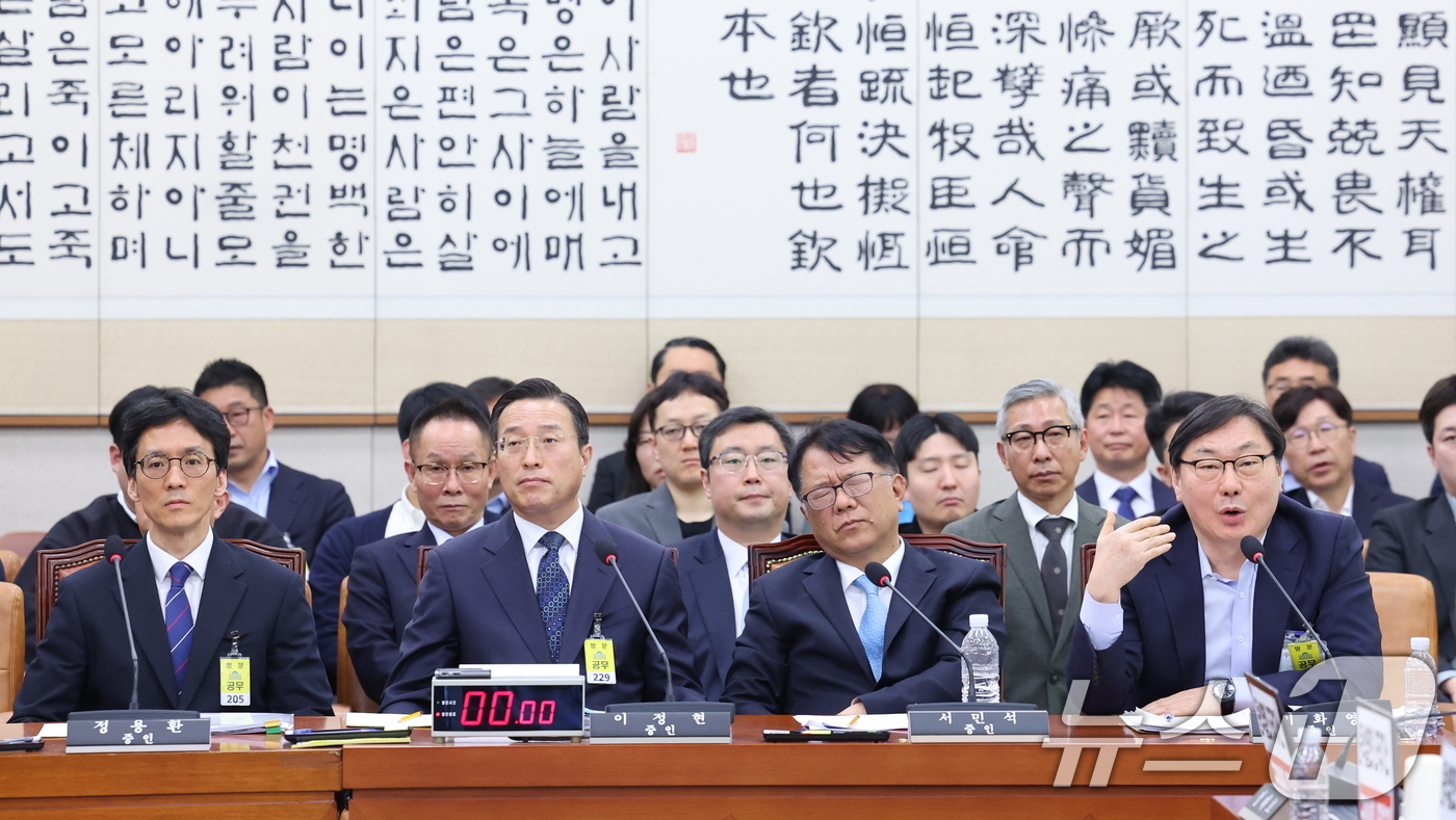 (서울=뉴스1) 신웅수 기자 = 이화영 전 경기도 평화부지사가 14일 서울 여의도 국회 윤석열정권정치검찰조작기소의혹사건진상규명국정조사특별위원회에서 열린 쌍방울 대북송금 조작기소 의 …