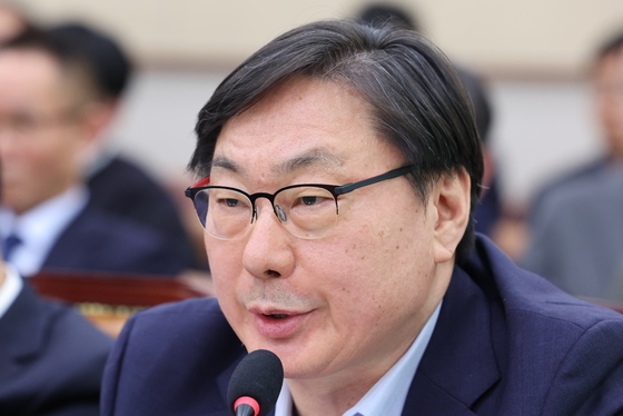 답변하는 이화영