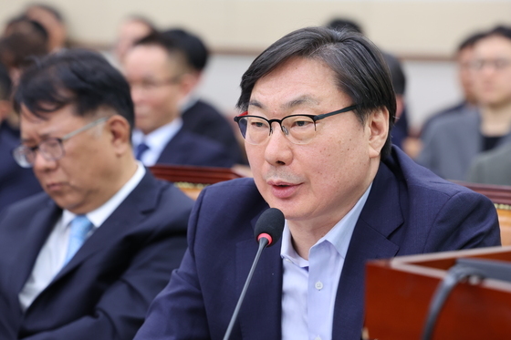 의원 질의 답변하는 이화영 전 평화부지사