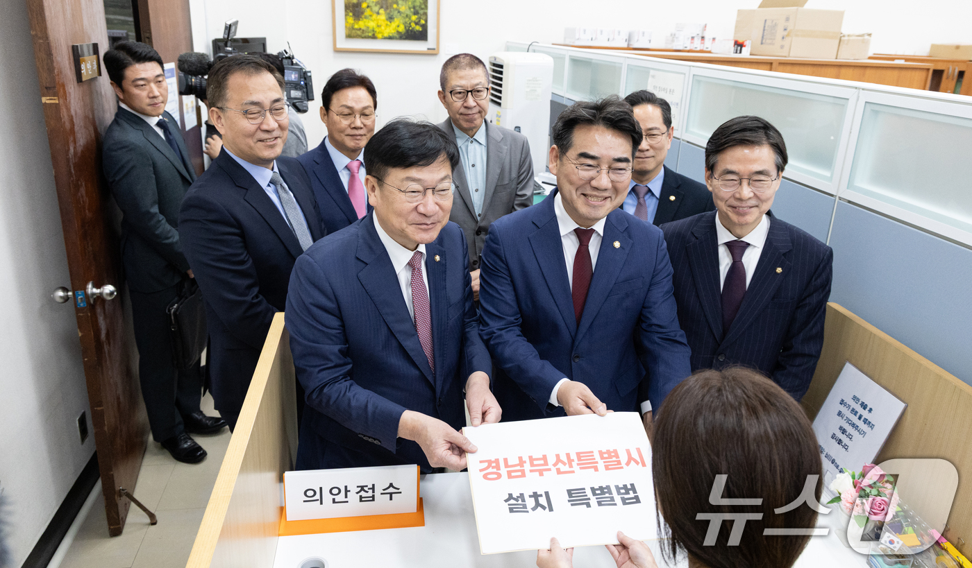 (서울=뉴스1) 이승배 기자 = 박형준 부산시장 및 국민의힘 부산·경남 지역 의원들이 14일 서울 여의도 국회에서 경남부산특별시 설치 특별법안을 의안과에 제출하고 있다. 2026. …