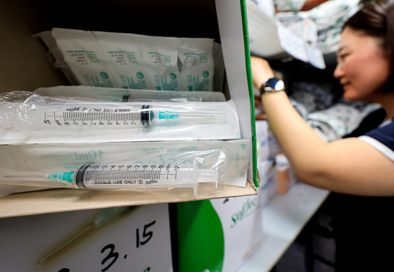 생산은 '정상'인데 현장은 '품절'…주사기·물약통 사라진 기이한 대란