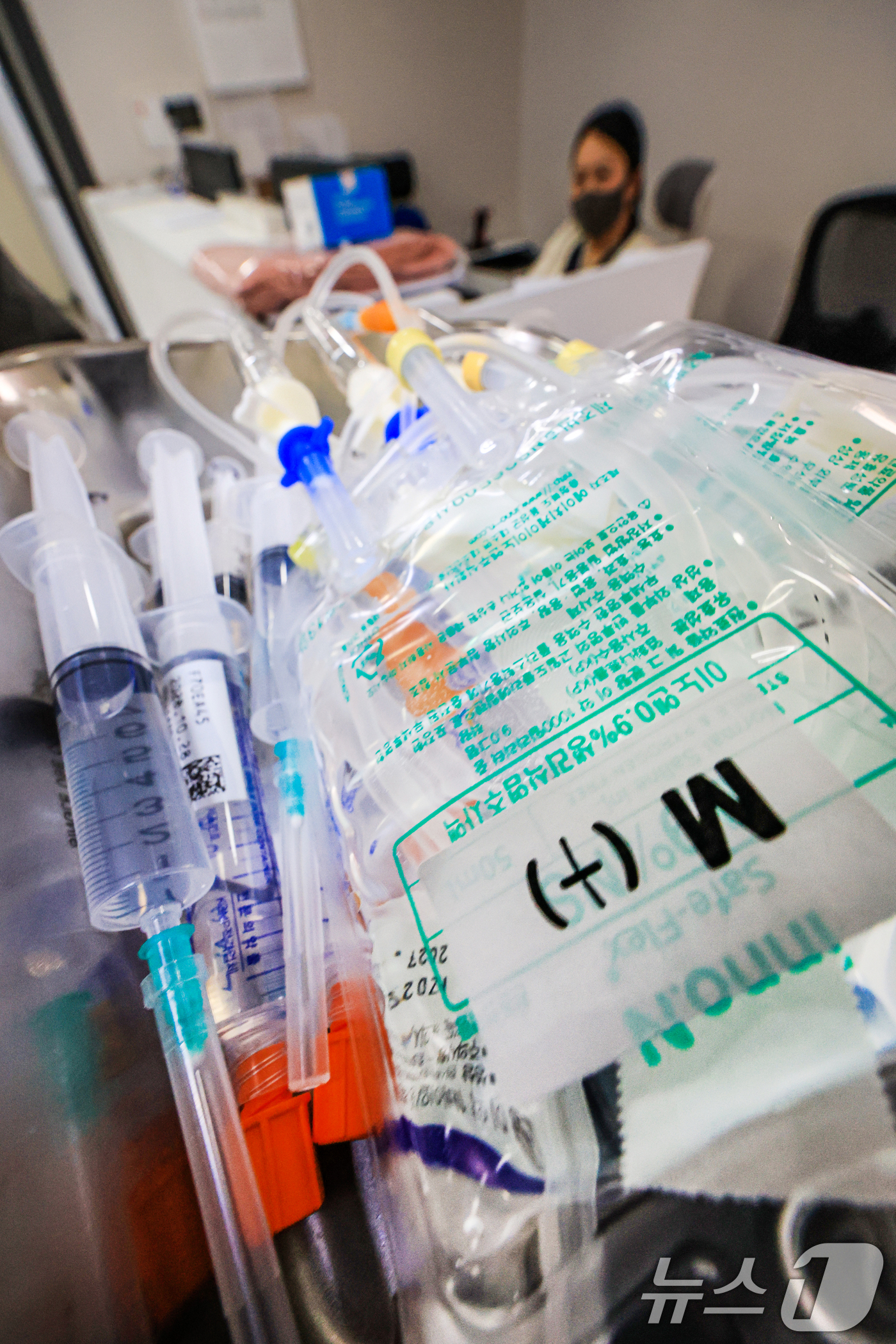 (서울=뉴스1) 이호윤 기자 = 중동 사태 장기화로 석유화학 원료 기반 의료 소모품의 수급 차질 우려가 커지자 정부가 주사기와 주사침에 대한 매점매석 행위를 금지하기로한 14일 서 …