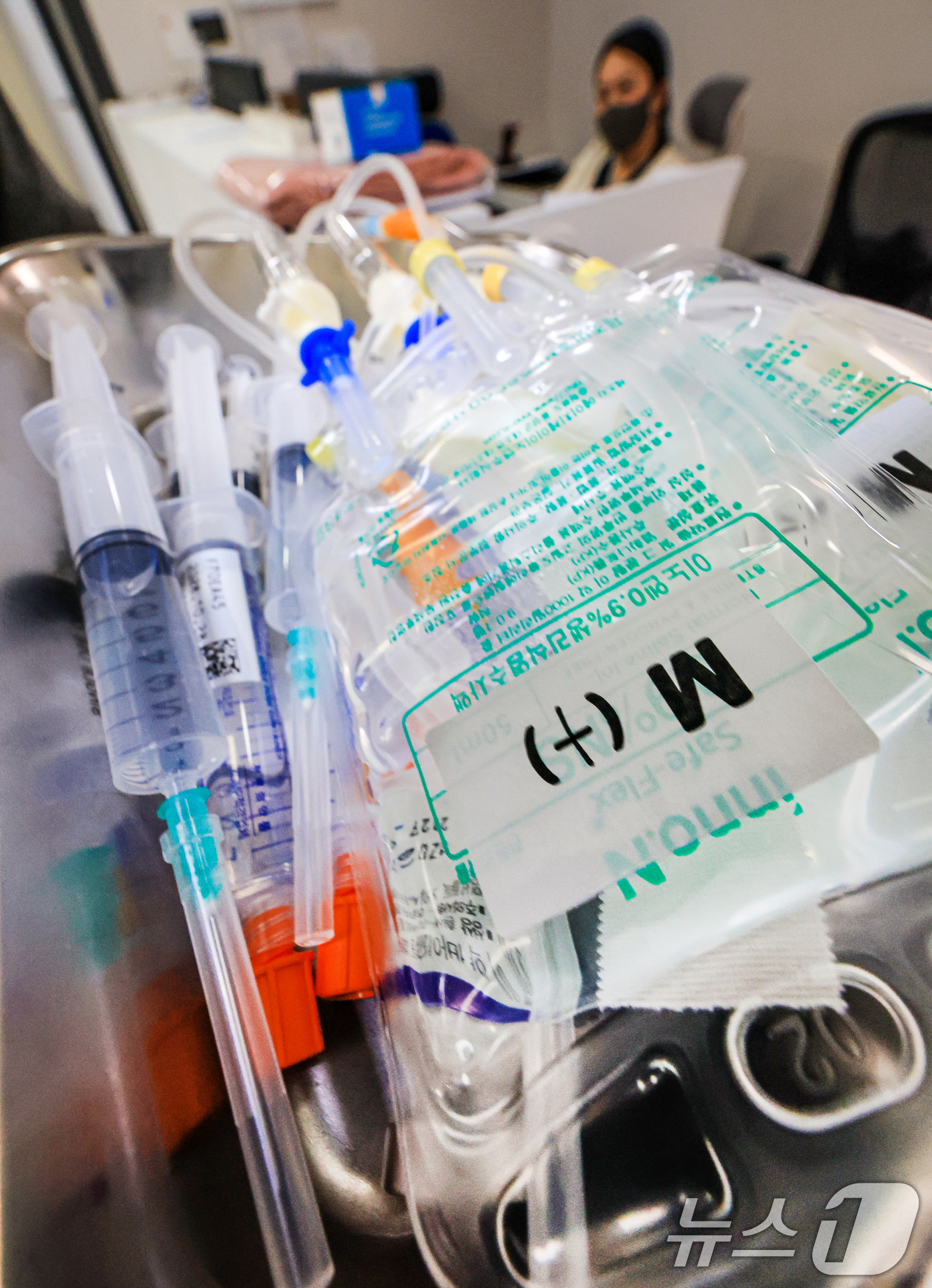 (서울=뉴스1) 이호윤 기자 = 중동 사태 장기화로 석유화학 원료 기반 의료 소모품의 수급 차질 우려가 커지자 정부가 주사기와 주사침에 대한 매점매석 행위를 금지하기로한 14일 서 …