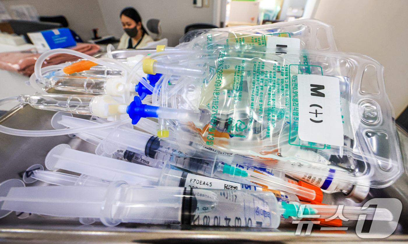 (서울=뉴스1) 이호윤 기자 = 중동 사태 장기화로 석유화학 원료 기반 의료 소모품의 수급 차질 우려가 커지자 정부가 주사기와 주사침에 대한 매점매석 행위를 금지하기로한 14일 서 …