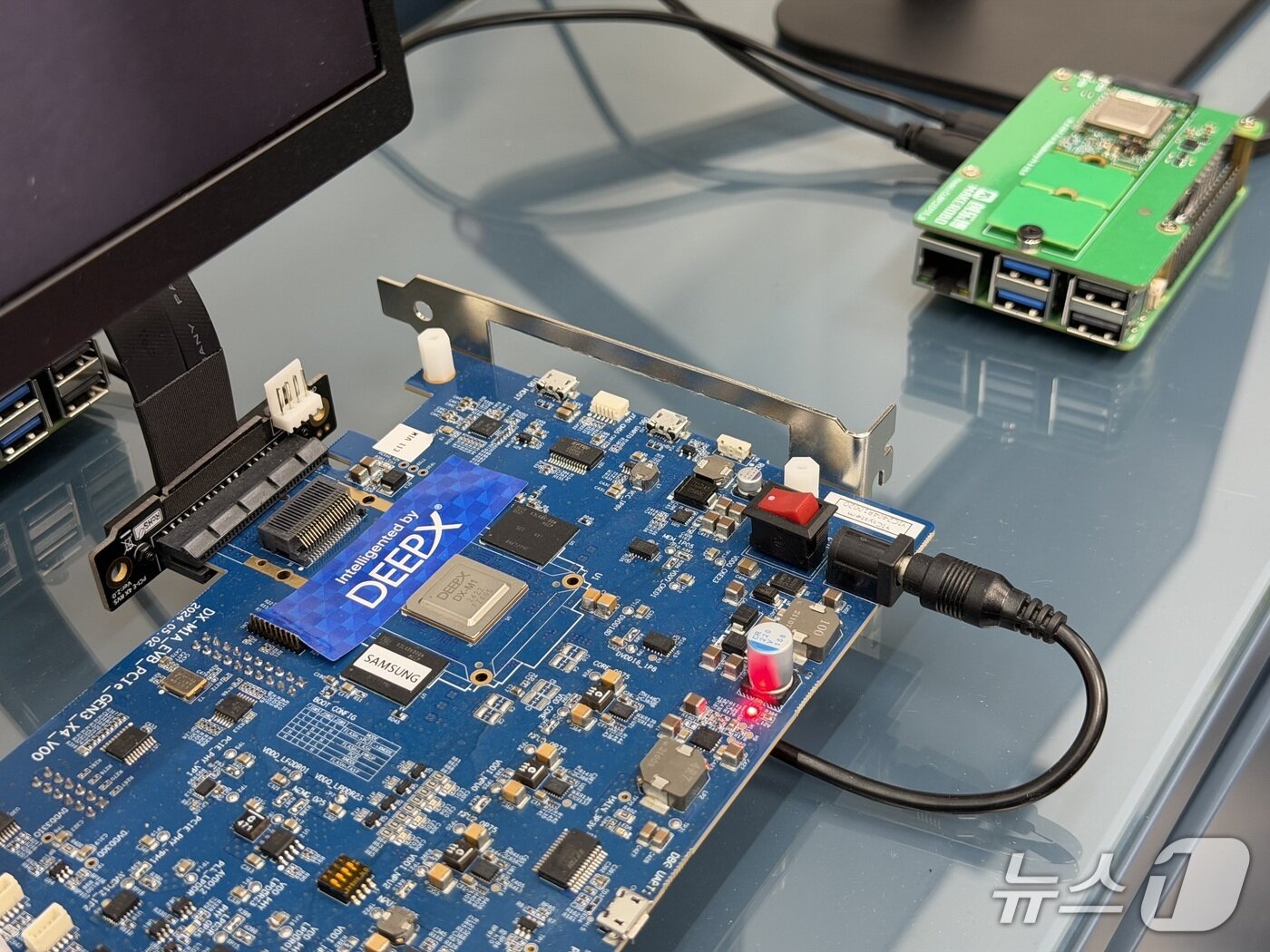 본문 이미지 - 딥엑스의 AI 반도체 'DX-M1' 2026.4.14 ⓒ 뉴스1 이기범 기자