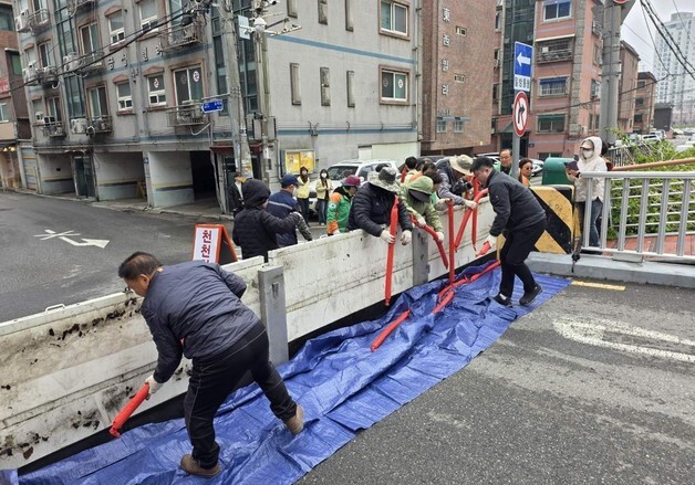 광명시, 하천 범람 잦은 목감천 일대 차수판 설치 훈련