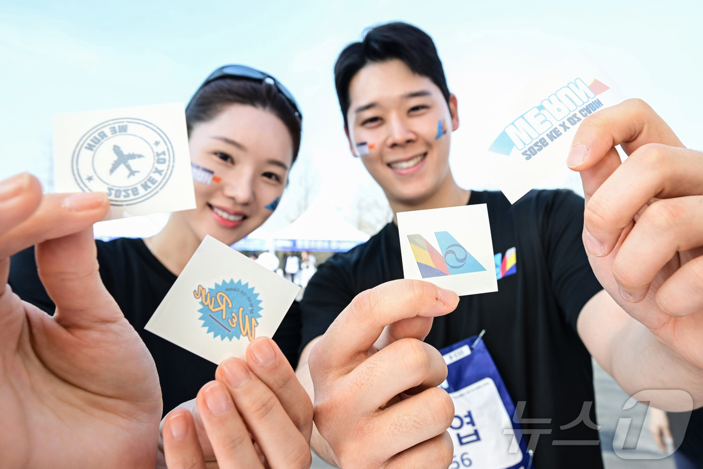 (인천=뉴스1) 박지혜 기자 = 14일 인천 중구 BMW 드라이빙센터에서 열린 대한항공·아시아나항공 객실승무원 화합 기부 러닝 행사 ‘WE RUN’에서 참여 승무원들이 타투 스티커 …