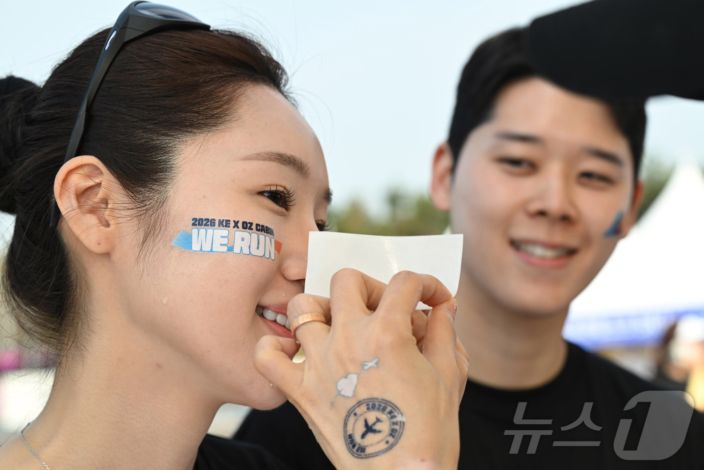 (인천=뉴스1) 박지혜 기자 = 14일 인천 중구 BMW 드라이빙센터에서 열린 대한항공·아시아나항공 객실승무원 화합 기부 러닝 행사 ‘WE RUN’에서 참여 승무원들이 타투 스티커 …