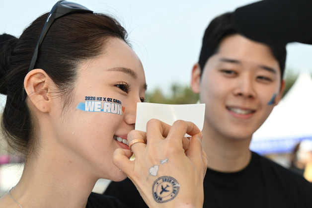 'WE RUN' 타투 스티커 붙이는 승무원들