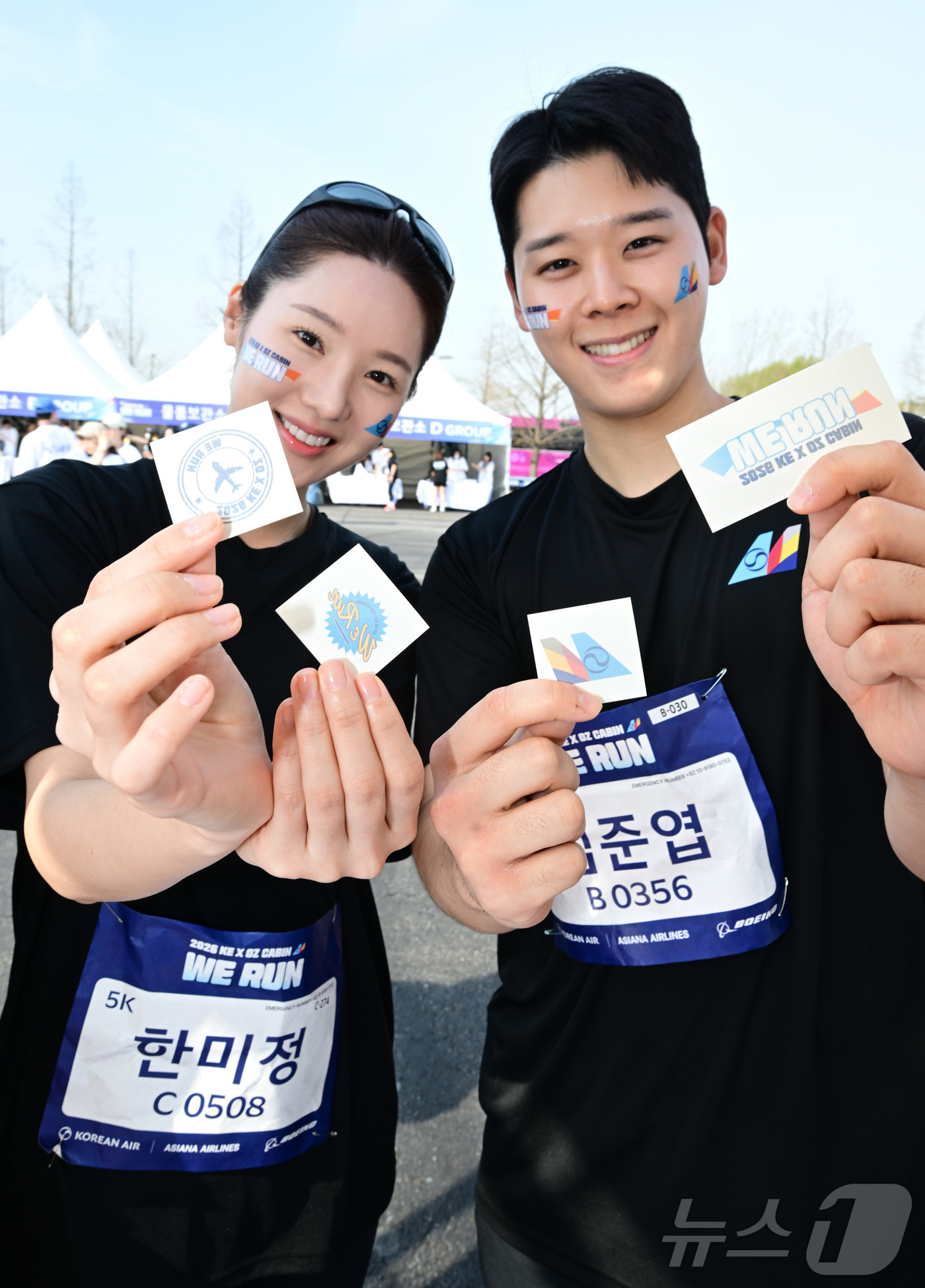 (인천=뉴스1) 박지혜 기자 = 14일 인천 중구 BMW 드라이빙센터에서 열린 대한항공·아시아나항공 객실승무원 화합 기부 러닝 행사 ‘WE RUN’에서 참여 승무원들이 타투 스티커 …