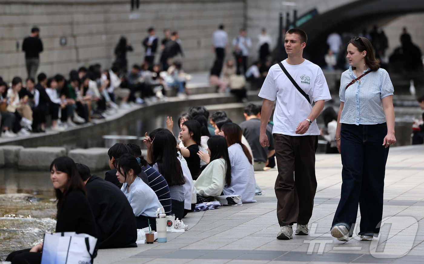 (서울=뉴스1) 김성진 기자 = 서울 낮 최고 기온이 28도까지 오르는 등 초여름 날씨를 보인 14일 서울 중구 청계천을 찾은 시민들이 여유로운 시간을 보내고 있다. 2026.4. …