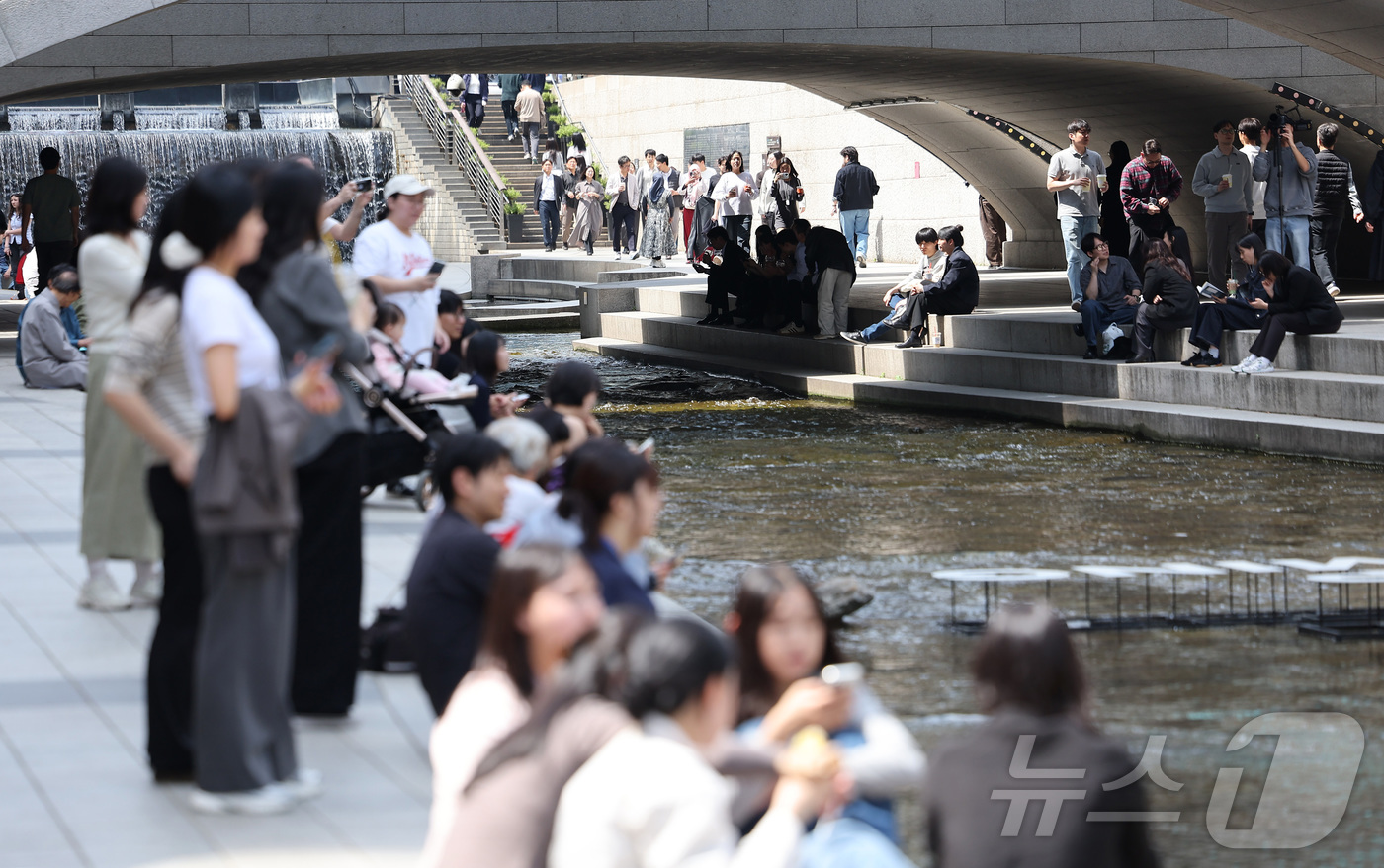 (서울=뉴스1) 김성진 기자 = 서울 낮 최고 기온이 28도까지 오르는 등 초여름 날씨를 보인 14일 서울 중구 청계천을 찾은 시민들이 여유로운 시간을 보내고 있다. 2026.4. …