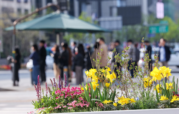 초여름 날씨에 그늘막은 인기만점