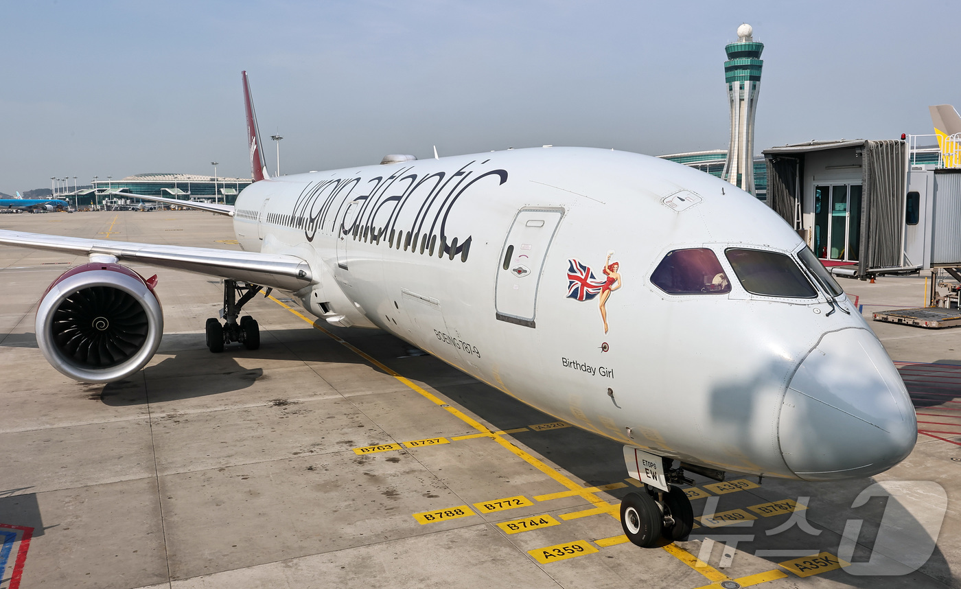 (인천공항=뉴스1) 공항사진기자단 = ﻿14일 오전 인천국제공항 제2여객터미널주기장에 영국 버진애틀랜틱의 런던 히드로발 항공기가 도착하고 있다. 버진애틀랜틱은 인천국제공항과 런던 …