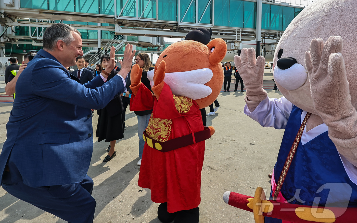 (인천공항=뉴스1) 공항사진기자단 = ﻿14일 오전 인천국제공항 제2여객터미널주기장에 도착한 영국 버진애틀랜틱의 런던 히드로발 항공기에서 내린 버진애틀랜틱 코닐 코스터 버진애틀랜틱 …