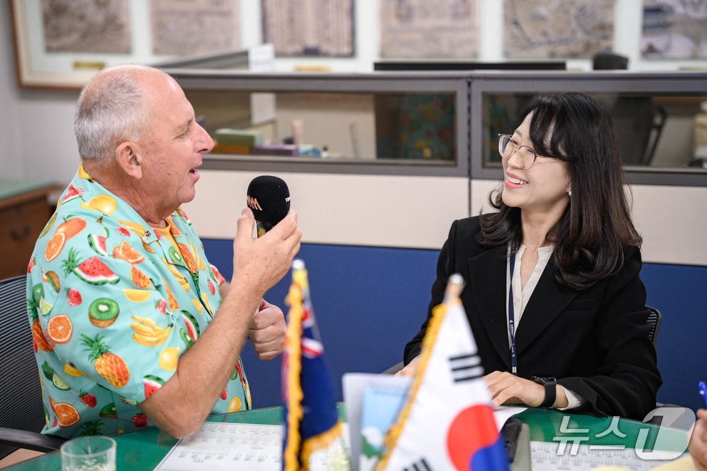 본문 이미지 - 경기 수원시 국제자매도시인 호주 타운즈빌시 유명 라디오 방송인 스티브 프라이스 씨(왼쪽)가 선은임 문화체육교육국장을 인터뷰 하고 있다. (수원시 제공. 재판매 및 DB 금지) 2026.4.14/뉴스1  