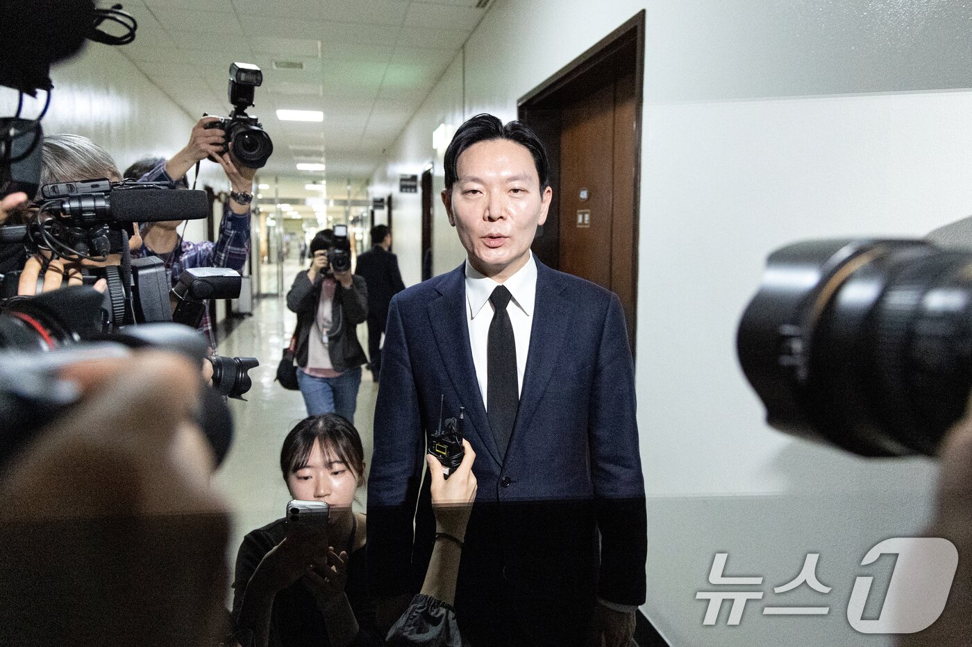 본문 이미지 - 14일 서울 여의도 국회에서 열린 제434회국회(임시회) 윤석열 정권 정치검찰 조작기소 의혹 사건 진상규명 국정조사특별위원회 쌍방울 대북송금 조작기소 의혹 사건 청문회에서 증인으로 출석한 박상용 검사가 증인 선서 거부 및 소명서 미제출로 퇴장 당해 입장을 밝히고 있다 2026.4.14 ⓒ 뉴스1 이승배 기자