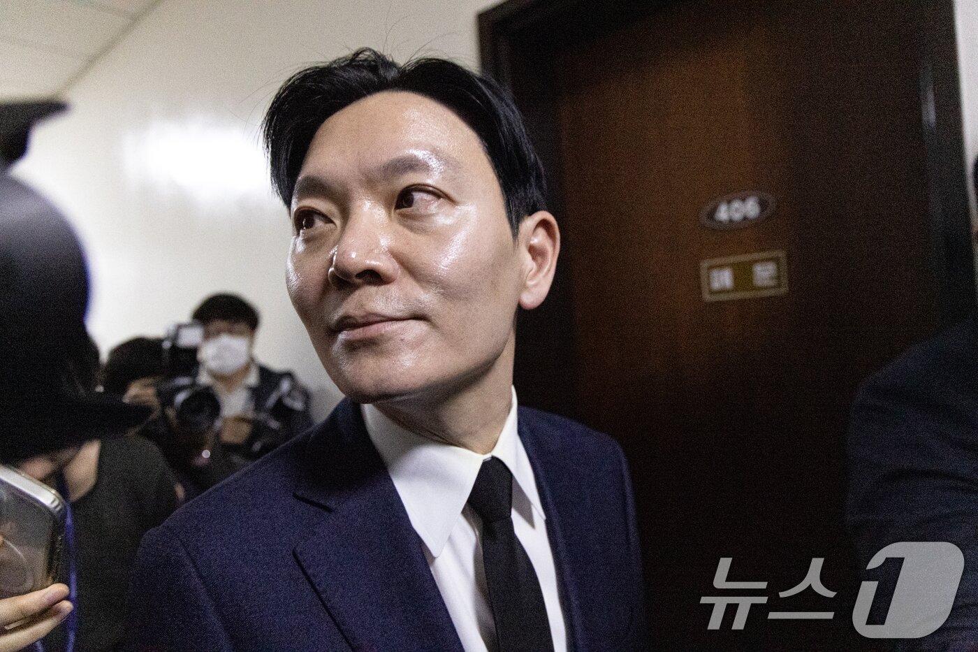 본문 이미지 - 14일 서울 여의도 국회에서 열린 제434회국회(임시회) 윤석열 정권 정치검찰 조작기소 의혹 사건 진상규명 국정조사특별위원회 쌍방울 대북송금 조작기소 의혹 사건 청문회에서 증인으로 출석한 박상용 검사가 증인 선서 거부 및 소명서 미제출로 퇴장 당해 대기실로 향하고 있다. 2026.4.14 ⓒ 뉴스1 이승배 기자