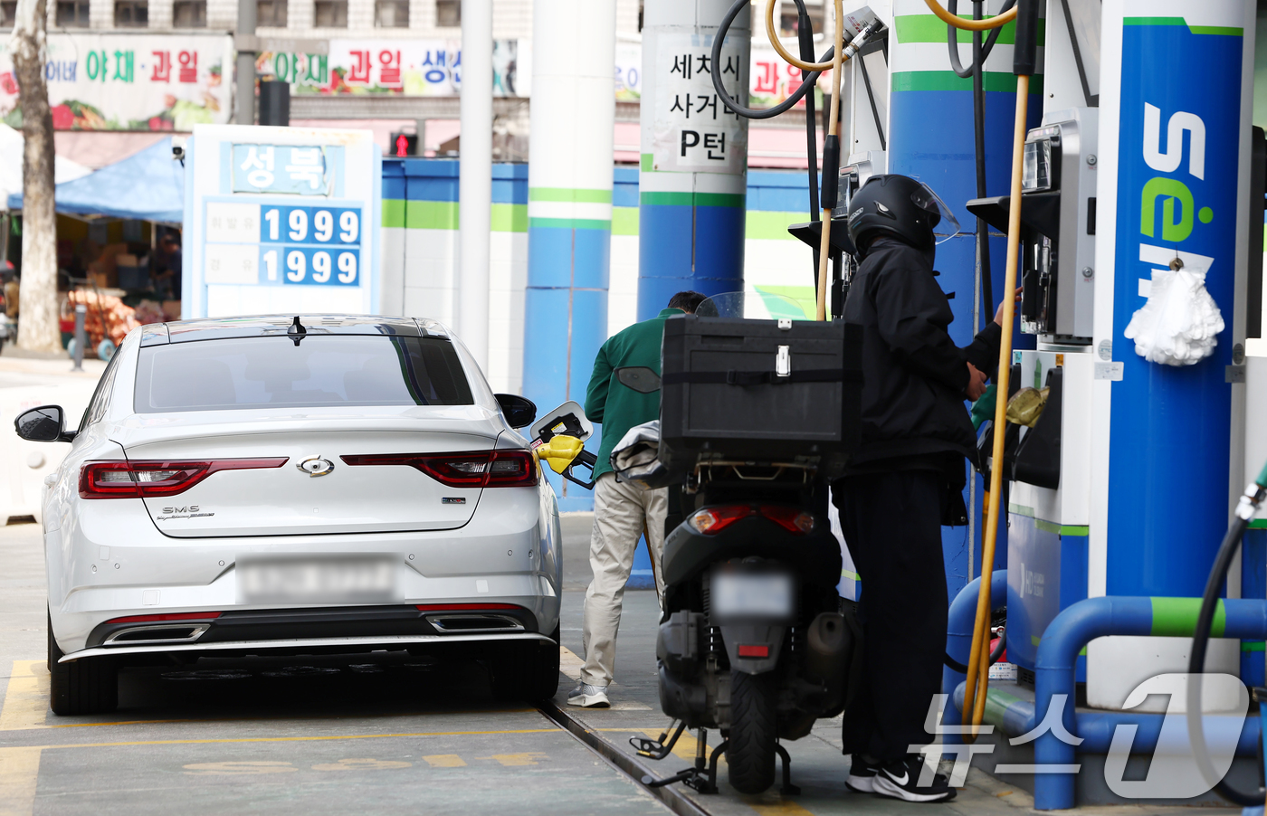 (서울=뉴스1) 김민지 기자 = 미국의 이란 해상 봉쇄 조치가 시행되면서 국내 주유소 기름값이 2000원 돌파를 눈앞에 두고 있다.14일 한국석유공사 유가정보시스템 오피넷에 따르면 …