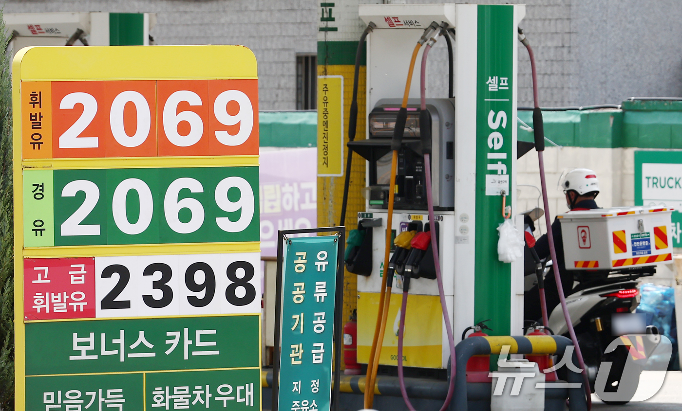 (서울=뉴스1) 김민지 기자 = 14일 국가데이터처 국가통계포털(KOSIS)에 따르면 지난 3월 전국 석유류 물가는 전년 동월 대비 9.9% 상승했다.이는 러시아-우크라이나 전쟁 …