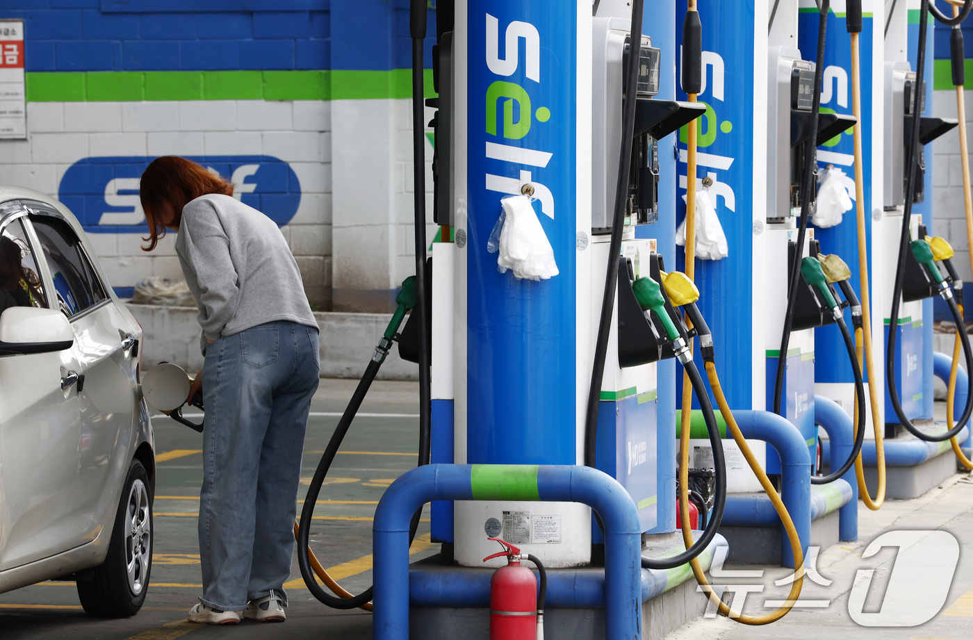 (서울=뉴스1) 김민지 기자 = 미국의 이란 해상 봉쇄 조치가 시행되면서 국내 주유소 기름값이 2000원 돌파를 눈앞에 두고 있다.14일 한국석유공사 유가정보시스템 오피넷에 따르면 …