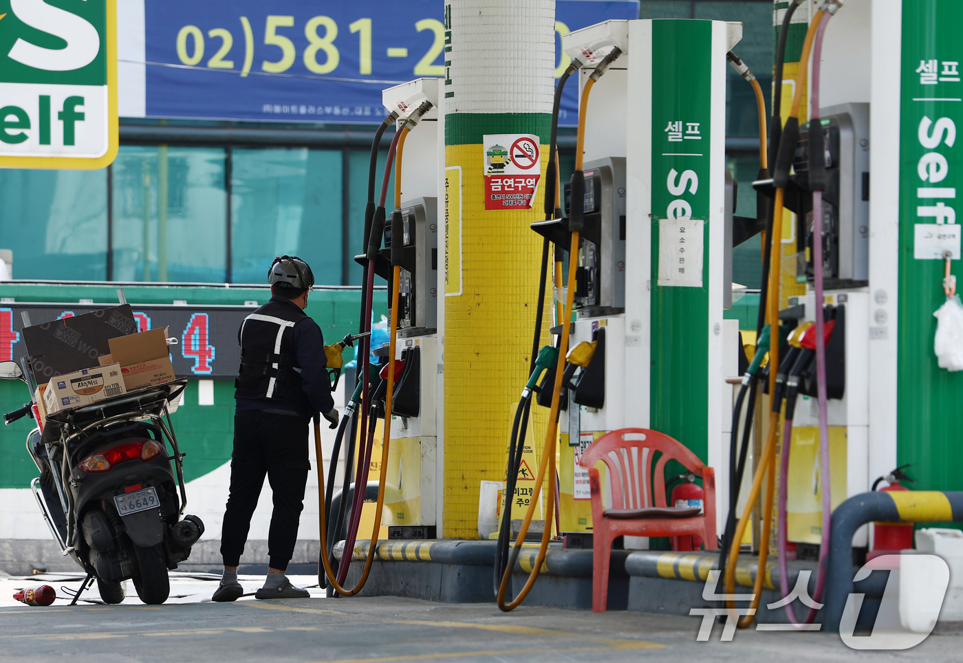 (서울=뉴스1) 김민지 기자 = 14일 국가데이터처 국가통계포털(KOSIS)에 따르면 지난 3월 전국 석유류 물가는 전년 동월 대비 9.9% 상승했다.이는 러시아-우크라이나 전쟁 …