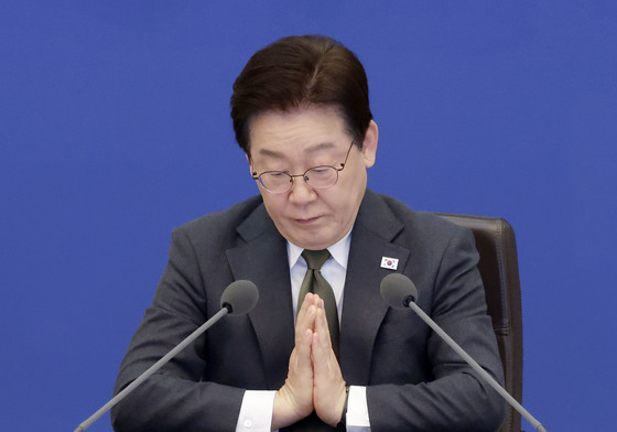 자료 살펴보는 이재명 대통령